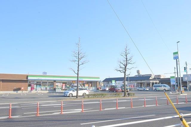 コンビニ　ファミリーマート八幡御開三丁目店（コンビニ）まで617m