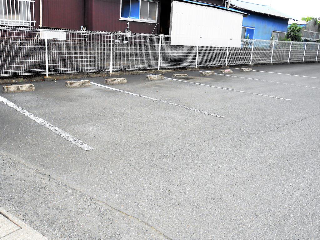 駐車場　駐車場2台付きになり、さらにお得です！