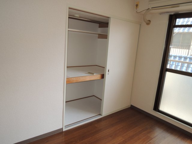 収納　落ち着いたトイレです