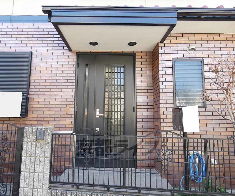 その他共有部分　門も付いている入り口です！