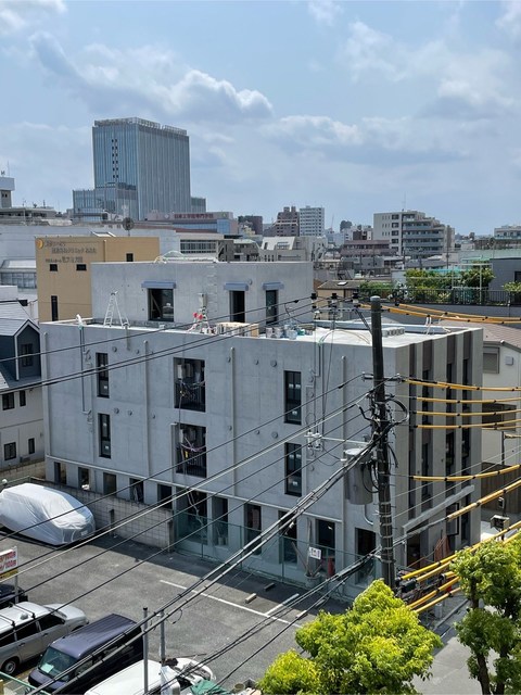建物外観　大通りや線路とは程よく距離があります。