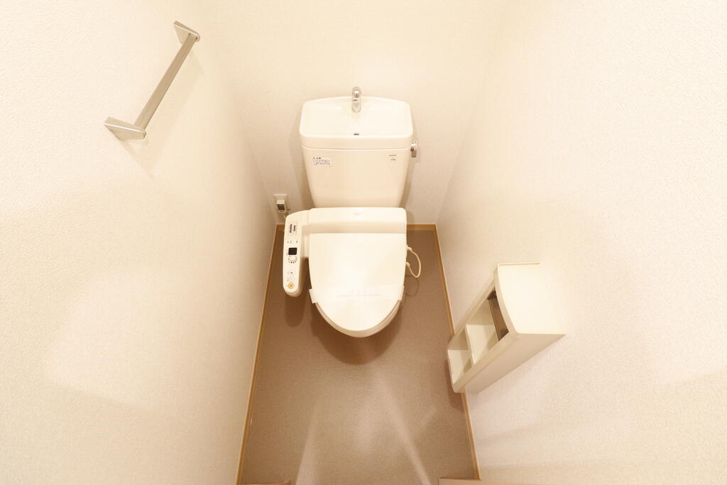 トイレ　温水洗浄便座付きのトイレです♪