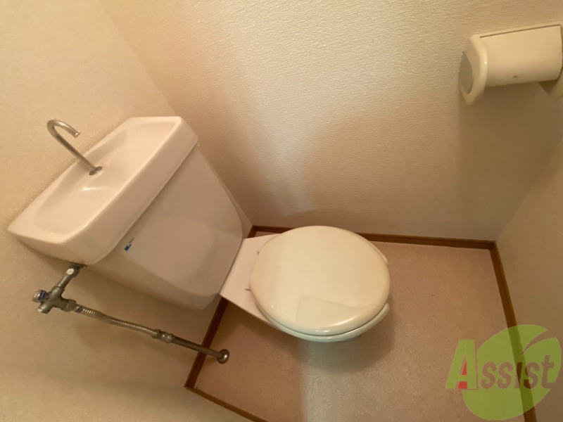 トイレ　こちらがトイレです。洋式のトイレとなっております。