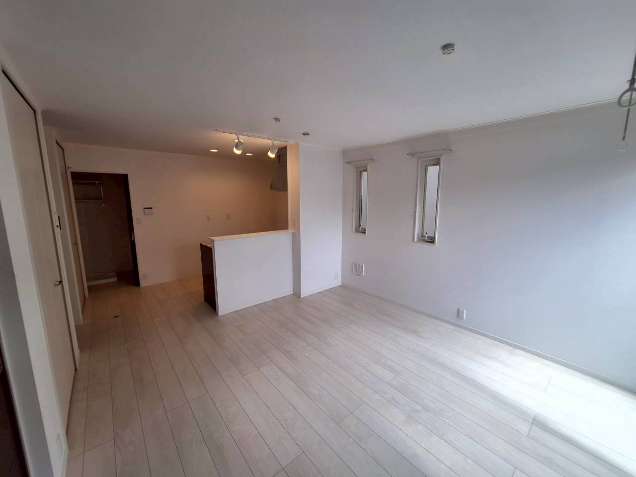 居室・リビング　★明るいフローリングの角部屋です★