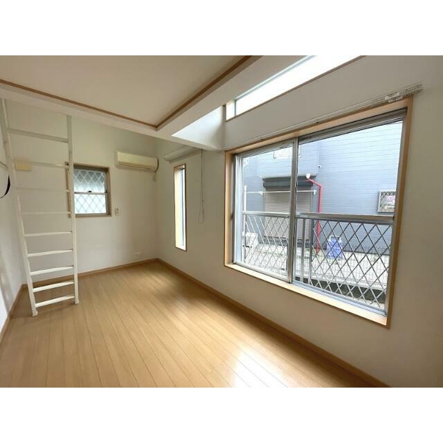 居室・リビング　ナチュラルカラーを基調とした明るい室内♪