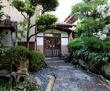 飲食店　あつた蓬莱軒本店（蓬莱陣屋）（飲食店）まで84m