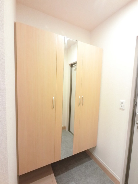 玄関　広めのＢｏｘは収納力ばっちり。トールタイプのミラーついてます