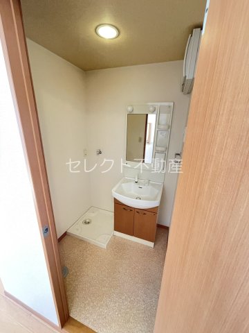 洗面設備　明るい洗面所です