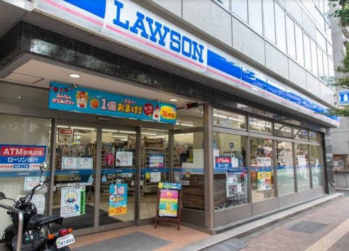 コンビニ　ローソン 銀座四丁目昭和通店（コンビニ）まで28m
