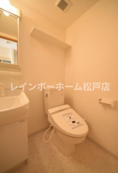 トイレ　落ち着いた色調のトイレです