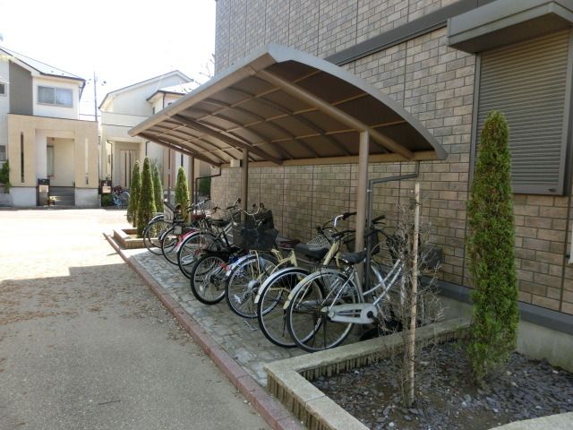 その他共有部分　屋根付きの駐輪場あります。
