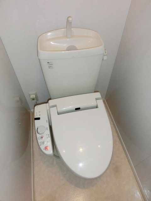 トイレ　ウォシュレットになります。あると便利ですね。