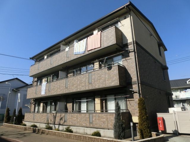 建物外観　2006年6月築。緑豊かで閑静な住宅街に立地