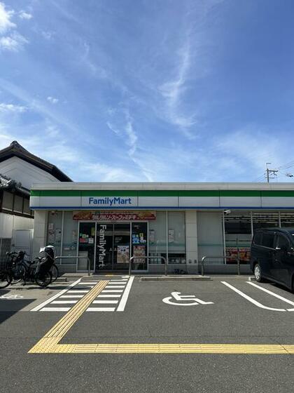 コンビニ　ファミリーマート（コンビニ）まで401m