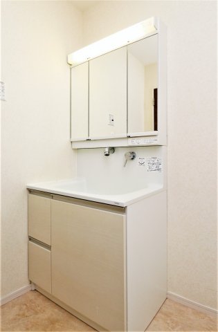洗面設備　参考写真（同物件別部屋）