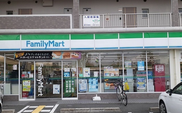 コンビニ　ファミリーマート様（コンビニ）まで450m