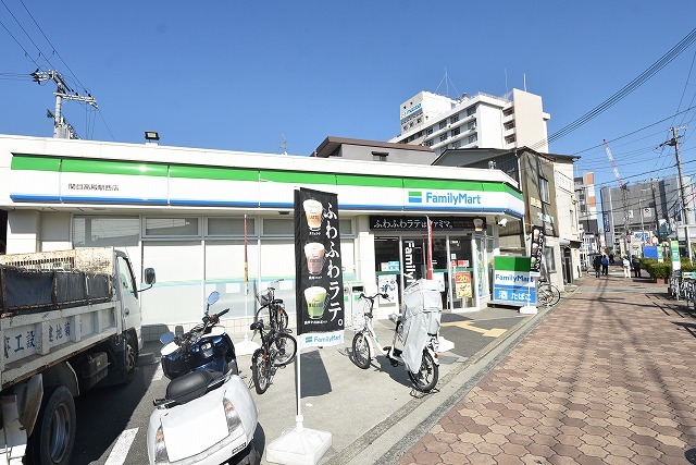 コンビニ　ファミリーマート　京阪本通二丁目（コンビニ）まで827m