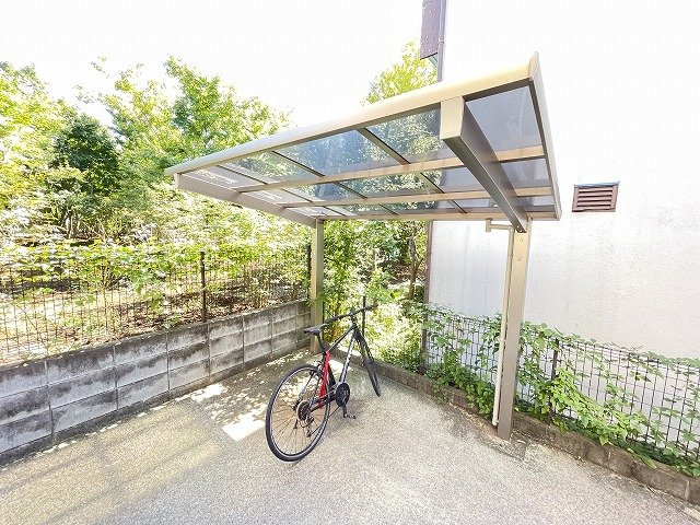 その他共有部分　屋根付きの駐輪場があるので雨が降っても大切な自転車が濡れませ