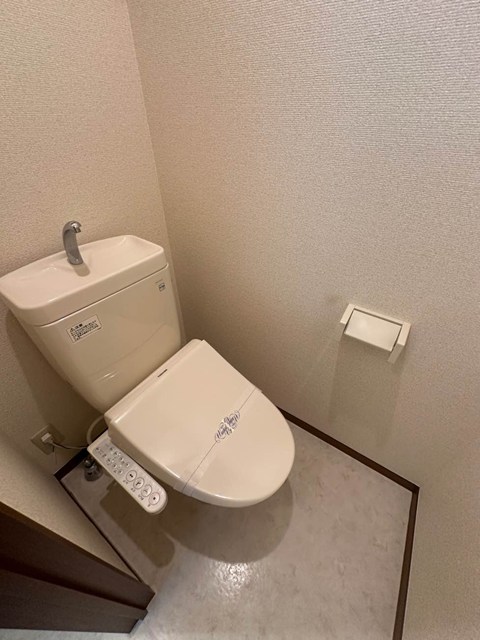 トイレ　トイレは温水洗浄便座付き♪人気のバストイレ別です♪上部にはト