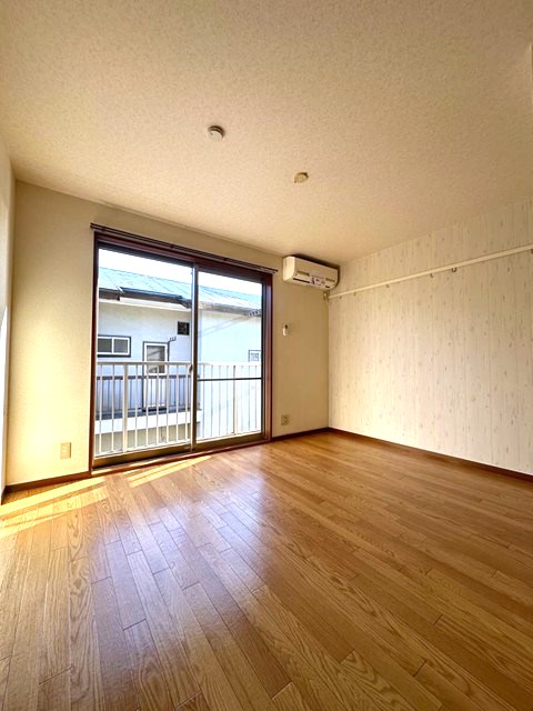 居室・リビング　南東向き洋室6.5帖☆バルコニーに繋がるお部屋です！エアコン