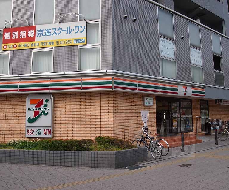 コンビニ　セブンイレブン五条千本店（コンビニ）まで520m