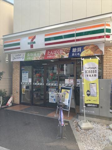 コンビニ　セブンイレブン（コンビニ）まで136m