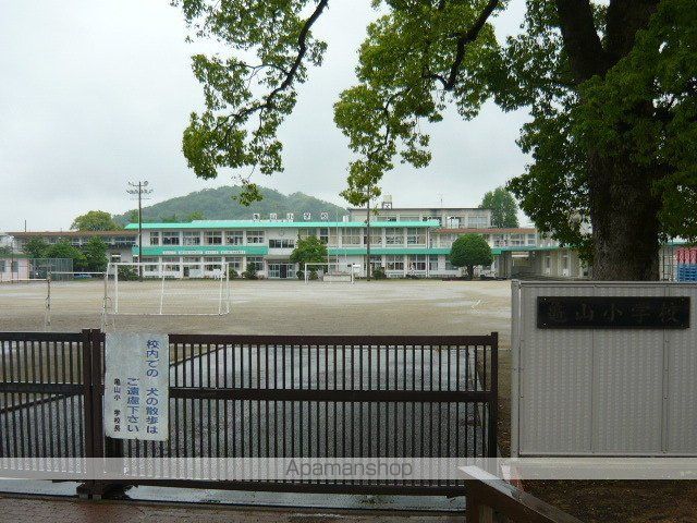 小学校　亀山小学校（小学校）まで750m
