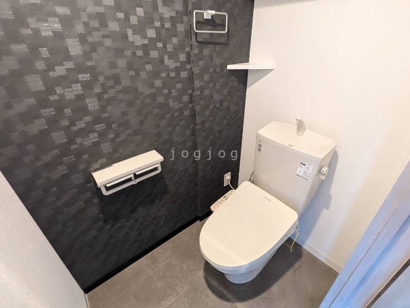 トイレ　嬉しい温水洗浄便座付きのトイレです。