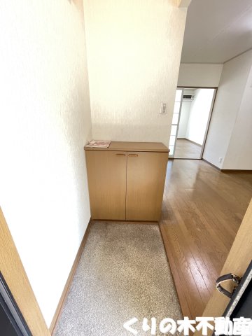 玄関　同タイプのお部屋です（現況を優先します）