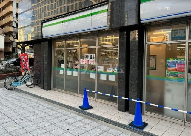 コンビニ　ファミリーマート 江戸堀なにわ筋店（コンビニ）まで243m