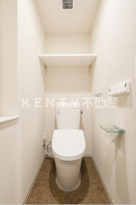 トイレ　落ち着いた色調のトイレです