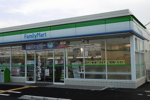コンビニ　ファミリーマート（コンビニ）まで180m