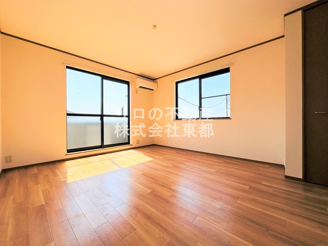 居室・リビング　２面採光なので、明るく風通しのよい過ごしやすいお部屋です♪