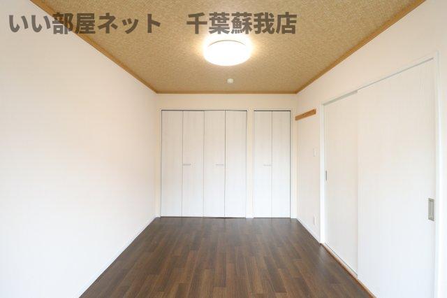その他部屋・スペース　開放的な寝室です