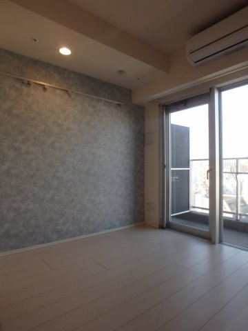 居室・リビング　落ち着いた色合いの床材を使用した居住空間です。