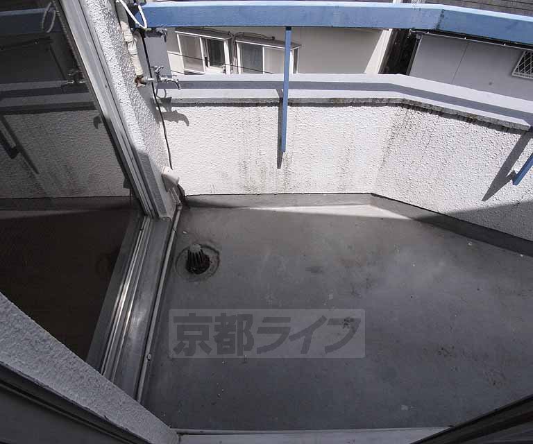 バルコニー　洗濯機はベランダに置けます。