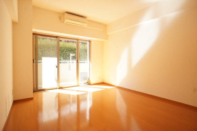 居室・リビング　ぽかぽかの日差しが入る明るいお部屋♪
