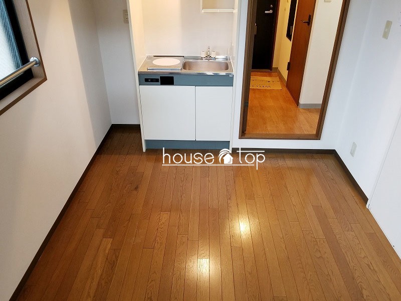 居室・リビング　テーブルを設置してお食事出来ますよ♪