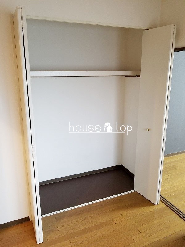 収納　ワイドなクローゼットには衣類などたくさん収納出来ますよ♪