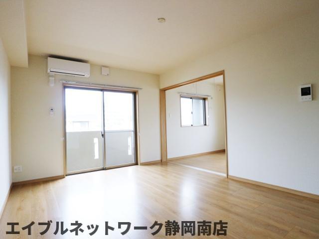その他部屋・スペース　こちらの居間で趣味の時間をお楽しみください