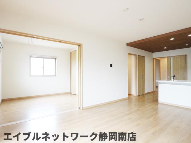 居室・リビング　こちらのリビングで趣味の時間をお楽しみください