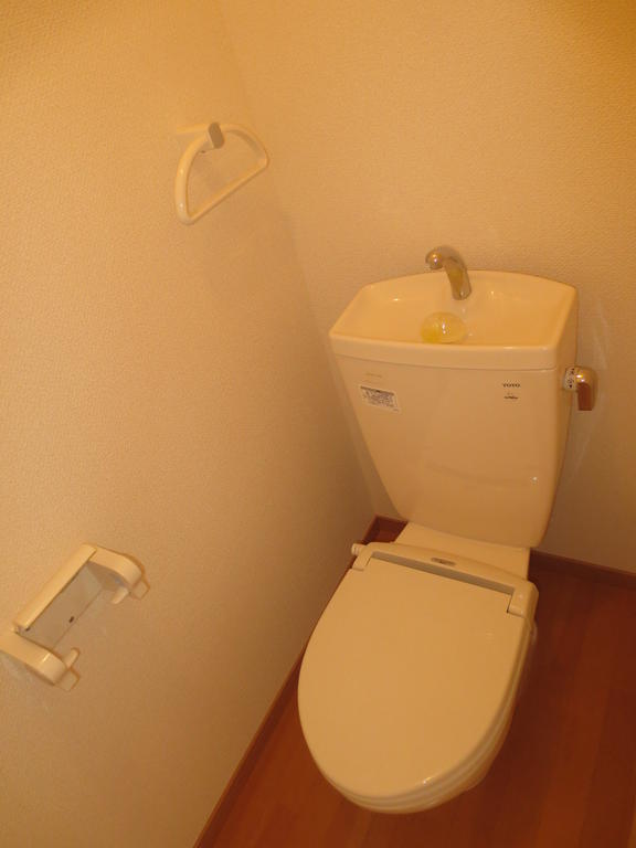 トイレ　温水洗浄便座付き！
