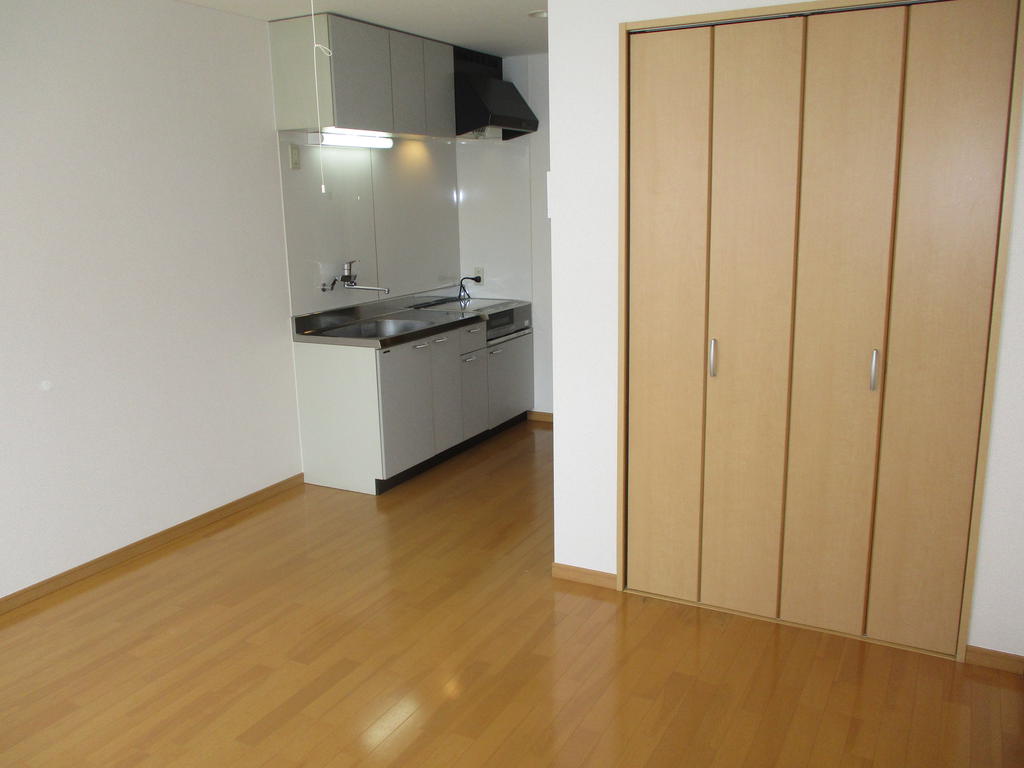 居室・リビング　オール電化物件。IHクッキングヒーター２口。浴室乾燥機付