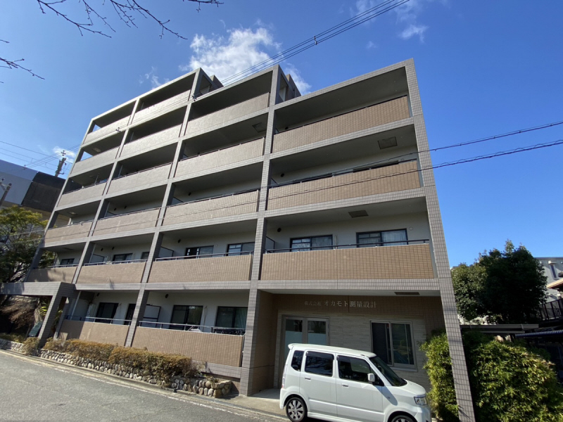 茨木市美沢町のマンションの建物外観
