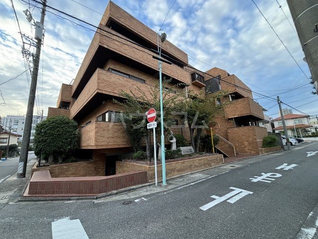 名古屋市千種区山添町のマンションの建物外観