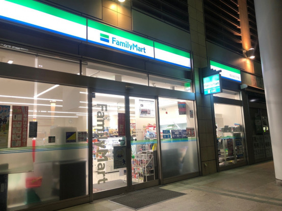 コンビニ　ファミリーマート港区白金プラザ店（コンビニ）まで495m