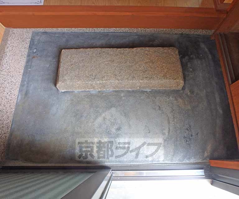 玄関　沓脱石がある趣ある玄関です。