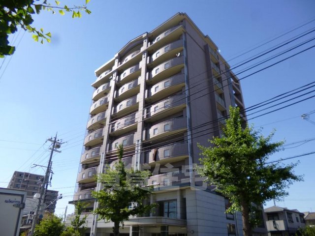 京都市右京区梅津南広町のマンションの建物外観