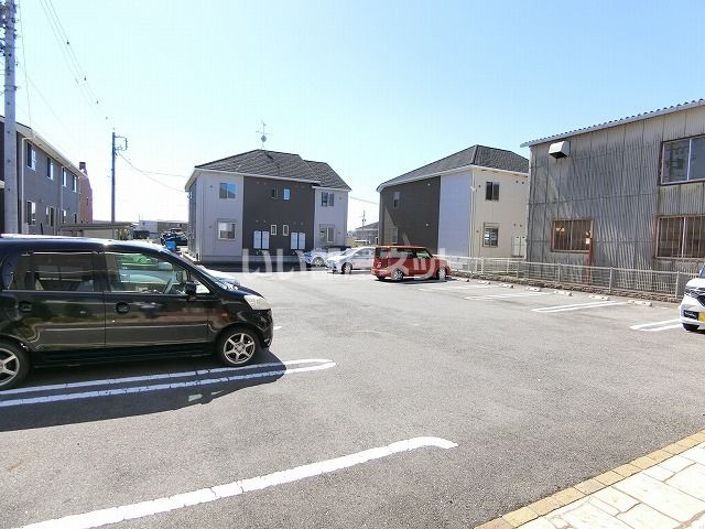 【津市末広町のアパートの駐車場】