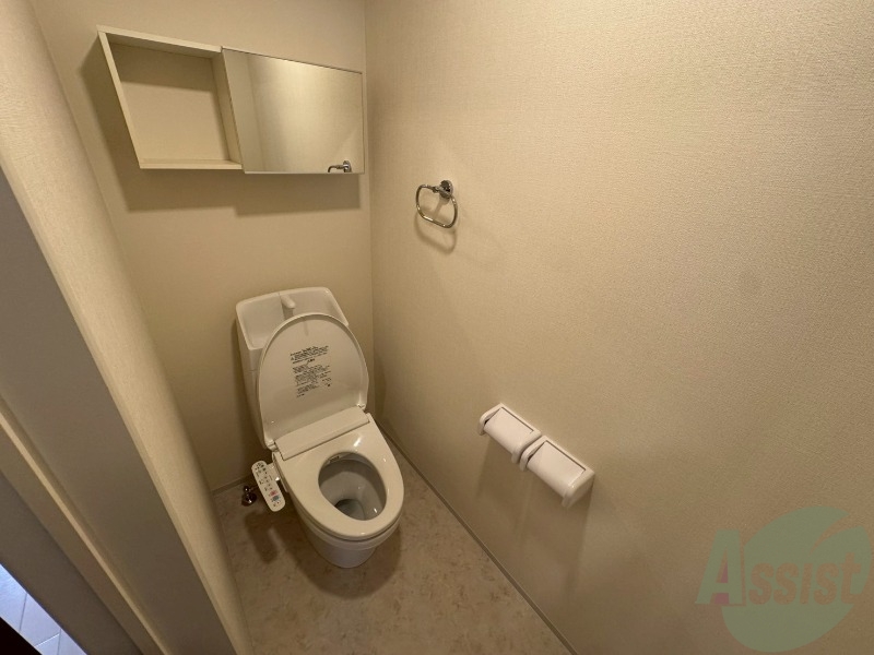 トイレ　こちらはトイレです。上部に収納があってとても便利ですね。
